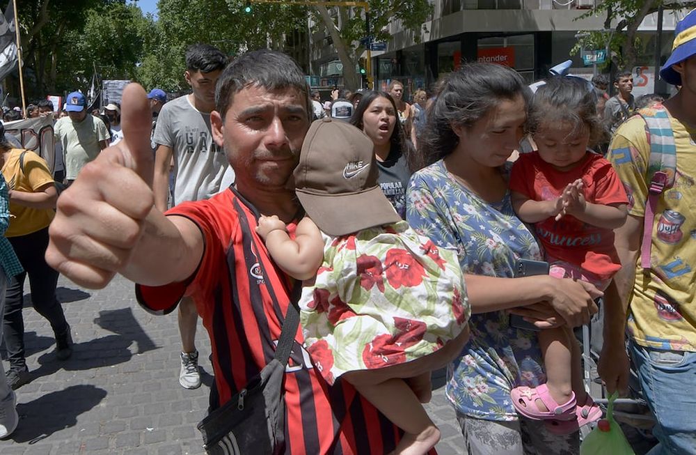 El Polo Obrero realizó una marcha por las calles céntricas de Mendoza, en reclamo de aumentos en los Planes Sociales. Imagen ilustrativa del 6 de diciembre. Foto: Orlando Pelichotti. Foto: Orlando Pelichotti