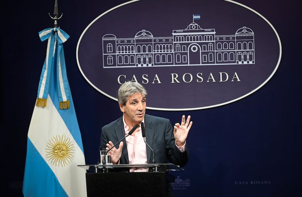 El ministro de Economía, Luis Caputo, en la conferencia de prensa de este viernes. (Gentileza Clarín)
