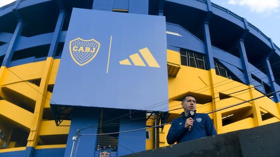 ¿Qué dirá el presidente de Boca, Juan Román Riquelme, del interés del Chelsea? El Xeneize entró en la órbita de los dueños del club inglés. / Archivo