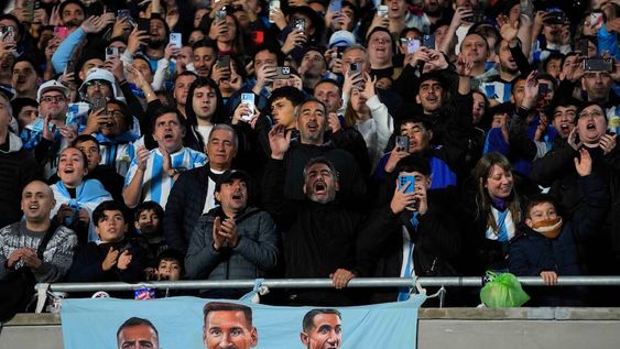 Hinchas de Argentina alientan a la selección antes de un partido de la eliminatoria mundialista ante Ecuador, el jueves 7 de septiembre de 2023, en Buenos Aires (AP Foto/Natacha Pisarenko)