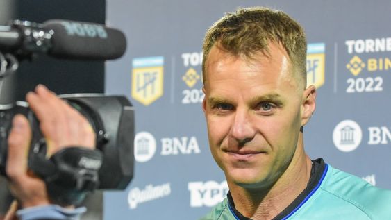 Sacó la cara. El arquero de Godoy Cruz volvio a ser el mejor del equipo y después dio explicaciones a la prensa. Foto: Mariana Villa / Los Andes