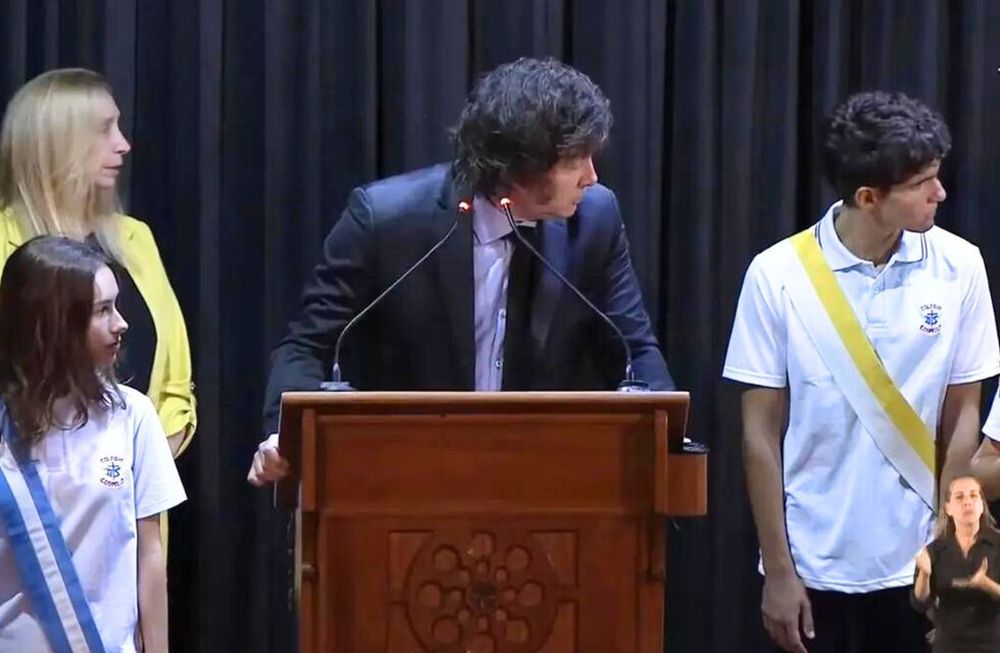 La reacción de Milei ante el desmayo de dos alumnos