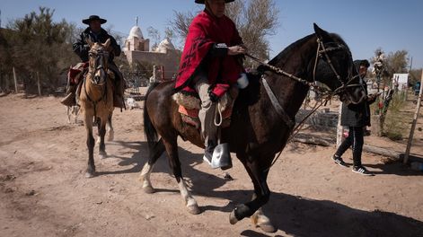 Los Andes | Entre el fervor religioso de unos y la pasión folclórica de otros, transcurrirá el festejo que oficialmente comenzó la madrugada del viernes. Foto: Ignacio Blanco / Los Andes
