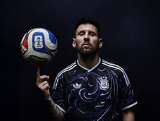 La camiseta sera una versión más oscura de lo habitual, con detalles en azul, violeta y blanco.
