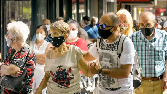 El aguinaldo de diciembre incluirá el aumento del periodo, pero no se verá impactado por el bono, ¿cuánto cobrará cada jubilado en diciembre? Foto: Orlando Pelichotti/ Los Andes