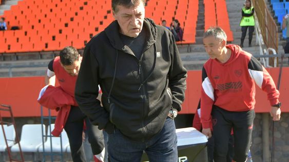Julio César Falcioni, DT de Banfield se descompensó y está internando. / Gentileza. El Tomba no solo estuvo en desventaja con el gol de Juan Insaurralde para el Rojo, sino que se quedó con un hombre menos por la expulsión de Canale y de todos modos pudo alcanzar la igualdad con un golazo de Tadeo Allende.Julio César FalcioniFoto: Orlando Pelichotti / Los Andes