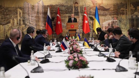 El presidente de Türkiye, Recep Erdogan, hablando a representantes de Rusia y Ucrania en una de las reuniones celebradas en Estambul para resolver el conflicto con los granos.
