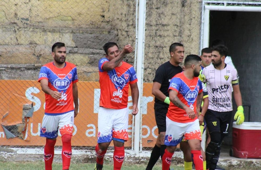 Franco Coca (se besa el tatuaje de su brazo) festeja el primer gol del Toponero en la gran victoria 2-1 ante el Jarillero. / Gentileza Prensa Rodeo del Medio,
