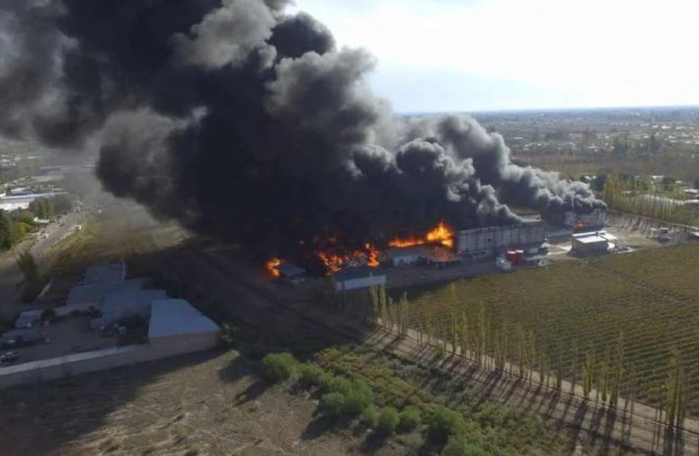 Impresionante incendio destruyó la fábrica de plásticos en San Rafael.