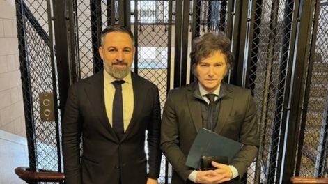 El presidente Javier Milei junto al líder de Vox Santiago Abascal en el Palacio Libertad. Foto: X