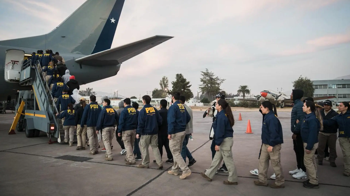 Chile inició vuelos de expulsión de migrantes: 40 extranjeros fueron deportados