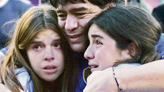 Dalma y Giannina, con Diego, en el día que colgó los botines, En la Bombonera.