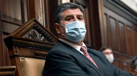 Los Andes | El vicegobernador Mario Abed preside el Senado provincial y es el encargado de tomar los juramentos de los senadores que asumen. Foto: Orlando Pelichotti/ Los Andes