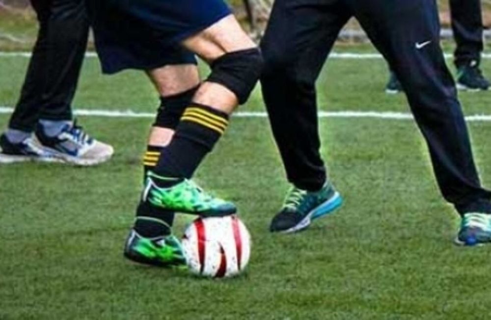 Las lesiones derivadas de actividades recreativas, como el fútbol con amigos, tendrán un impacto en el salario, según establece la reforma laboral.&nbsp;