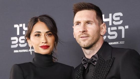 París (Francia), 27/02/2023.- El futbolista argentino Lionel Messi del Paris Saint-Germain FC y su esposa Antonella Roccuzzo llegan a la ceremonia The Best FIFA Football Awards 2022 en París, Francia, el 27 de febrero de 2023. (Francia) EFE/EPA/YOAN VALAT