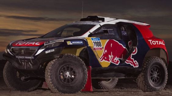 El León presentó su máquina para el Dakar