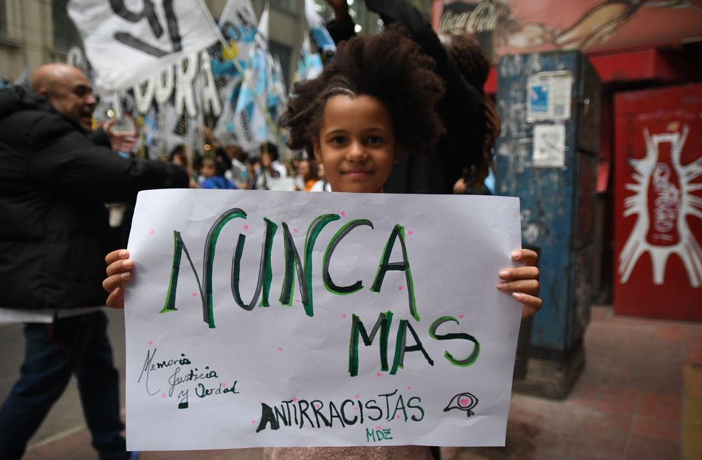 Multitudinaria marcha por el Día de la Memoria en Mendoza con reclamos por Verdad y Justicia.