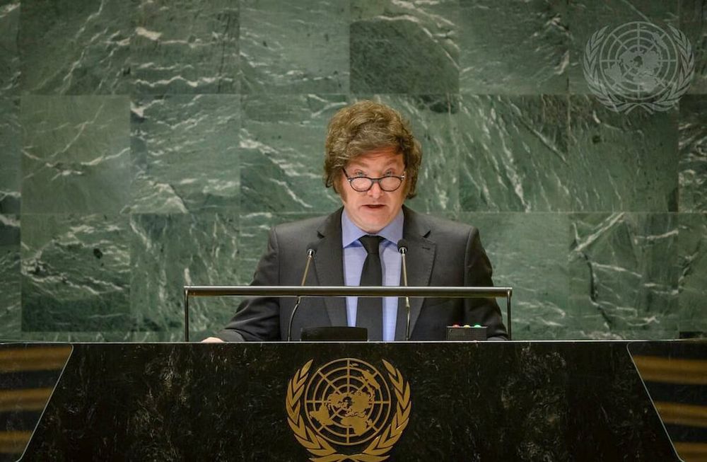 El presidente Javier Milei sostuvo hoy que la Organización de las Naciones Unidad (ONU) perdió credibilidad y acusó a ese organismo internacional de pretender imponer una agenda ideológica con soluciones que ya fracasaron. Así se expresó el mandatario al exponer por primera vez en la 79° Cumbre de la ONU en Nueva York, ante la que se presento no como político sino como economista liberal libertario. Foto: ONU / NA