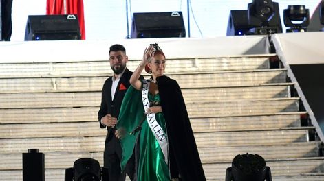 La reina de Guaymallén sorprendió al llegar al teatro griego con los atributos vendimiales. - Orlando Pelichotti / Los Andes