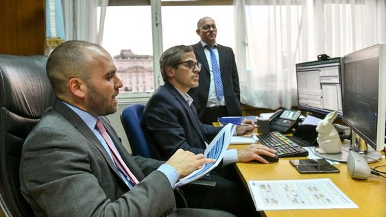 Martín Guzmán Ministro economíafoto prensaLos otros dos son el secretario de Finanzas, Rafael Ignacio Brigo (parado) y el subsecretario de Financiamiento, Ramiro Tosi.