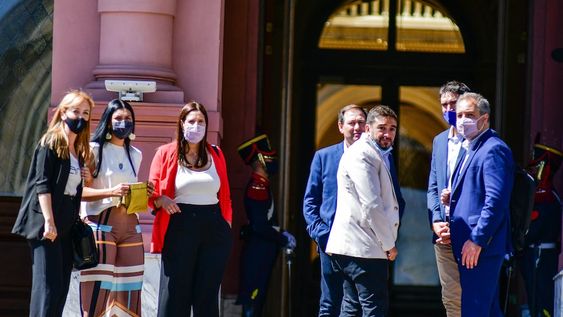 Anabel Fernández Sagasti, Flor Destéfanis, Marisa Uceda, Roberto Righi, Fernando Ubieta, Emir Andraos y Matías Stevanato. / Federico Lopez Claro