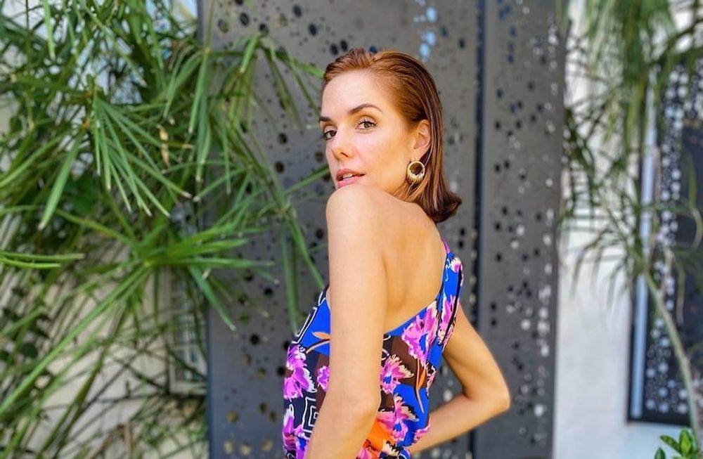 Julieta Nahir Calvo hizo un desnudo “muy jugado” con los rayos del sol y las sombras de una persiana