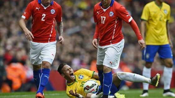 Video: mirá el tremendo pisotón que Medel le dio a Neymar