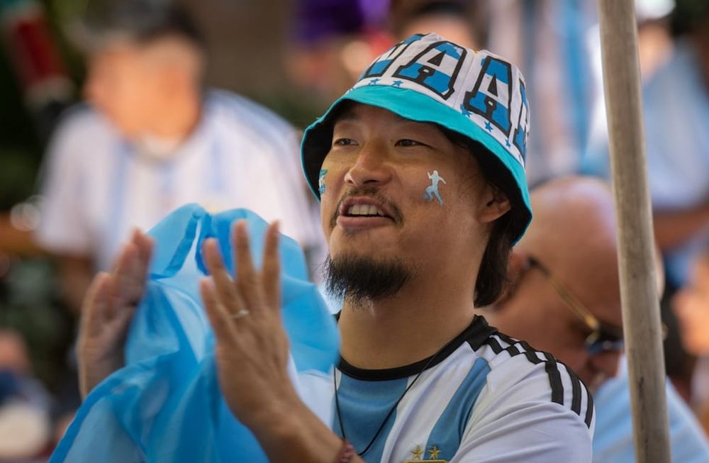 Desopilante video: asi vivió y festejó la final del Mundial una pareja de japoneses en el centro de Mendoza. Foto: Ignacio Blanco / Los Andes.