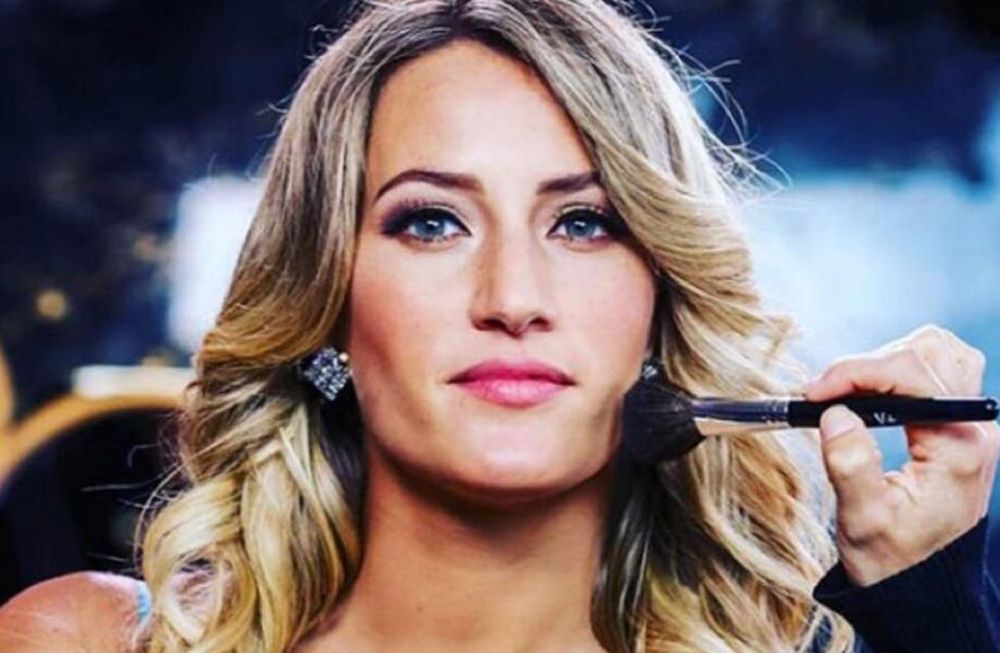 Mica Viciconte le dio la espalda a la cámara: posó con un conjunto de encaje negro y tacos altos