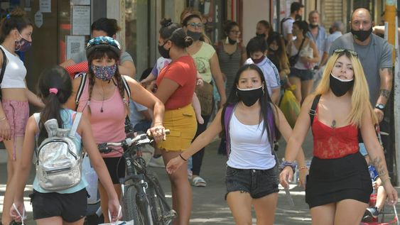 Los casos de coronavirus en Mendoza siguen bajo control a pesar de que la gente hace casi vida normal en las calles. Orlando Pelichotti / Los Andes