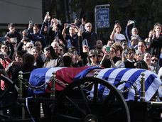 Personas asisten al cortejo fúnebre del expresidente uruguayo José Mujica este miércoles, en Montevideo.&nbsp;