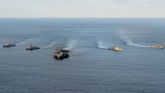 De izquierda a derecha: el destructor de misiles guiados USS Kidd, el destructor Kirisame de la Fuerza de Autodefensa Marítima de Japón, el portaaviones de propulsión nuclear USS Carl Vinson, el destructor Sejong el Grande equipado con Aegis de Corea del Sur, y el destructor estadounidense USS Sterett, equipado con Aegis, navegando en aguas sureste frente a la isla de Jeju.