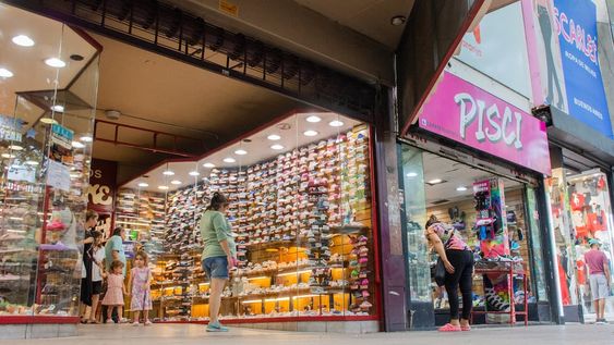 Los empleados de comercio cobrarán en marzo más de $180 mil y el aumento anual se acercó al 100%, superando la inlfación. - Foto: Mariana Villa / Los Andes
