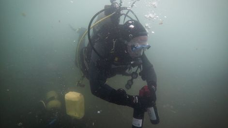 La cava submarina está a ocho metros de profundidad del dique Potrerillos y tiene más de 20 botellas. - Ignacio Blanco / Los Andes