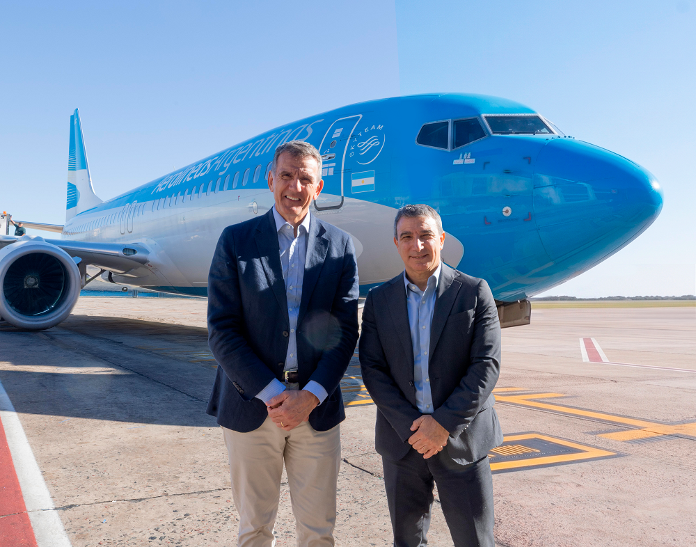 Paco Manríquez, CEO de Banco Supervielle, y Fabián Lombardo, CEO de Aerolíneas Argentinas, sellaron una alianza estratégica que permitirá a los clientes premium del banco sumar millas Aerolíneas Plus con sus consumos y acceder a nuevos beneficios de viaje.