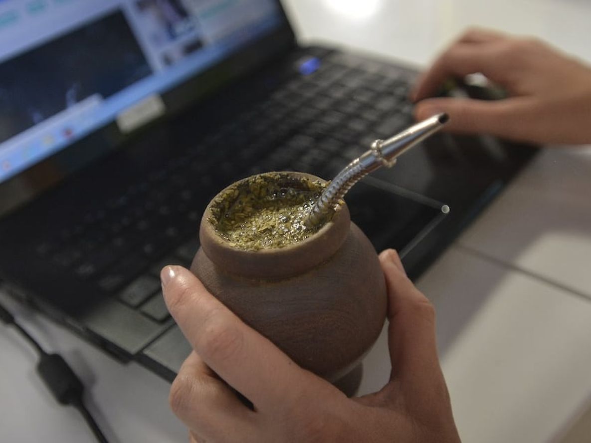 Muchas verdades se han contado y se cuentan en la ronda del mate. También es una invitación placentera: “venite a casa a tomar unos mates y charlamos”. / Foto: Imagen ilustrativa - Orlando Pelichotti / Los Andes