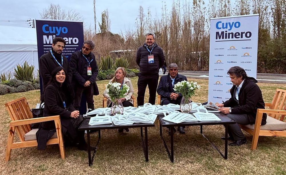 Pablo Dellazoppa, director de Diario Los Andes (primero de pie, izq) junto al equipo de Los Andes y al presidente de la Cámara Argentina de Minería, Roberto Cacciola (sentado, al centro) 