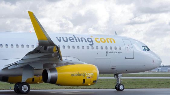 47 adolescentes judíos franceses fueron expulsados de un avión de Vueling en Valencia tras cantar en hebreo, según testigos. Israel denuncia antisemitismo.