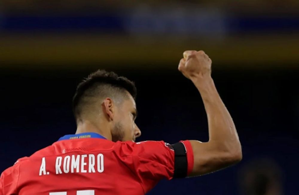 Angel Romero ejecuto con calidad el tiro penal y puso arriba a Paraguay. / Gentileza.