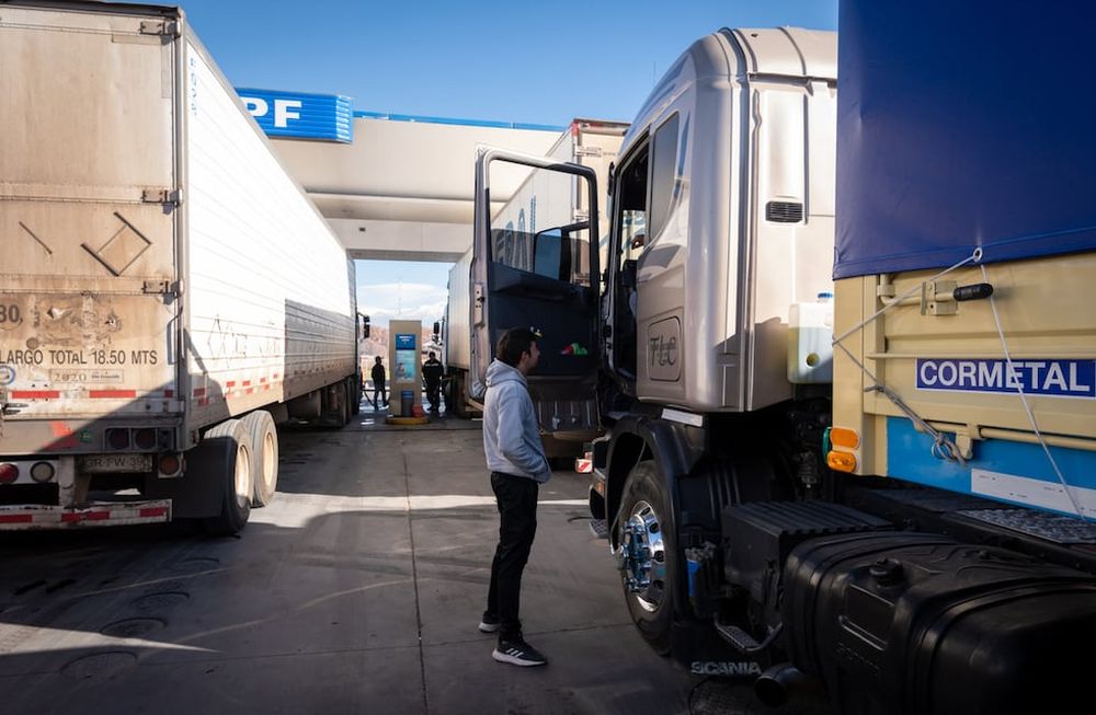 Las demoras para cargar gasoil son cada vez más extensas y los efectos en la distribución se empiezan a sentir. Foto: Ignacio Blanco / Los Andes