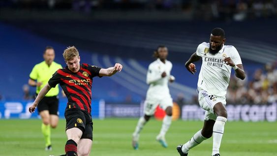 El centrocampista del Manchester City Kevin De Bruyne (i) controla el balón junto a Antonio Rüdiger, del Real Madrid, durante el partido de ida de las semifinales de la Liga de Campeones que Real Madrid y Manchester City disputan este martes en el estadio Santiago Bernabéu, en Madrid. EFE/Rodrigo Jiménez