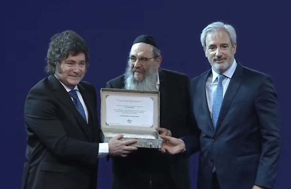 El rabino Tzvi Grunblatt es el director de la fundación Jabad Lubavitch Argentina. Le dio un reconocimiento a Milei durante el Latam Economic Forum.