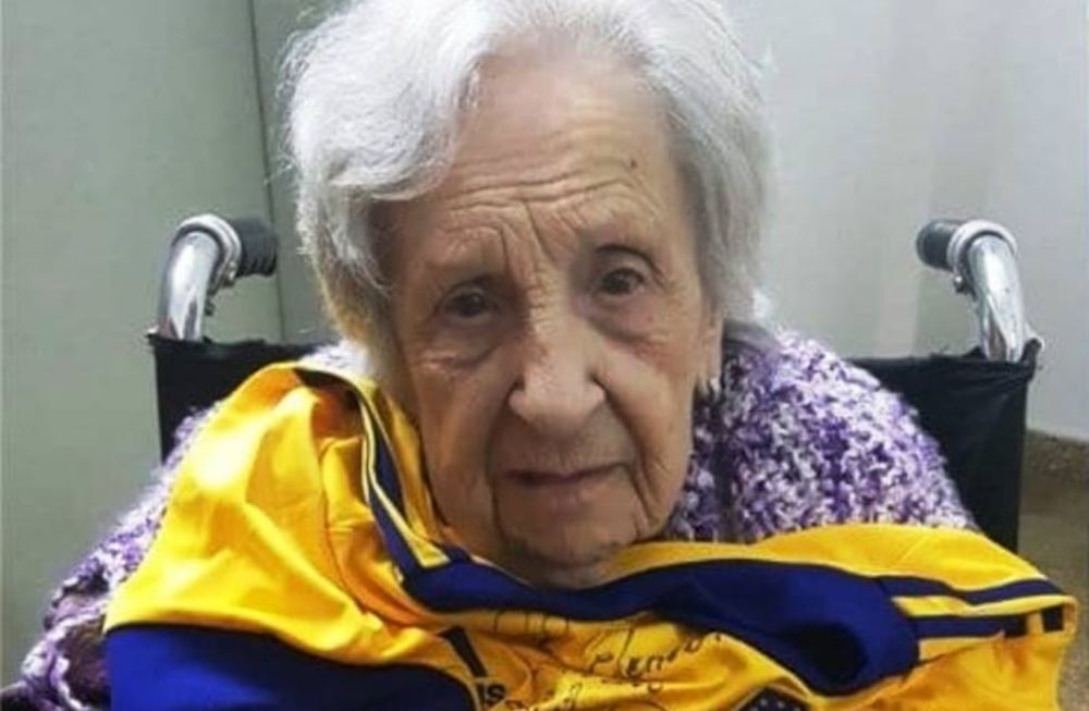 Clementina Galache, abuela fanática de Boca que cumplió 104 años y Román le regaló una camiseta.