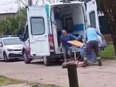 Trasladaban a un hombre a una ambulancia y cayó de la camilla en Mar de Ajó.