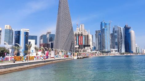 El Corniche, con el West Bay de fondo, un paseo marítimo imperdible por la ciudad de Doha.