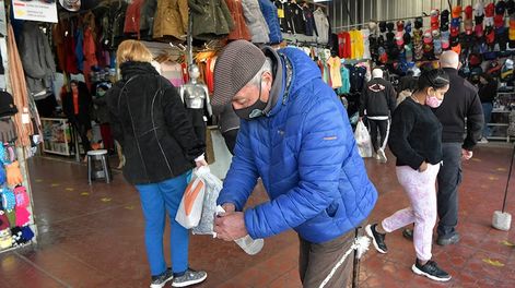 Los Andes | Mendoza vuelve a funcionar casi sin restricciones.Mucha gente en las calles, y realizando  compras en tiendas y negocios del gran MendozaFoto: Orlando Pelichotti / Los Andes