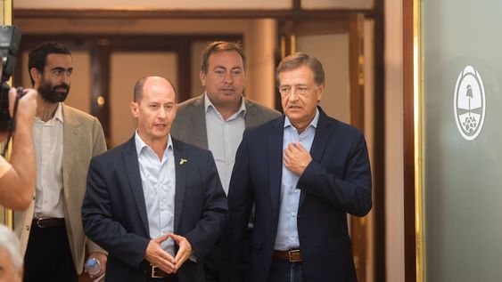 El gobernador Rodolfo Suárez y el intendente de Tupungato, Gustavo Soto. Atrás lo acompañan el ministro de Hacienda, Víctor Fayad, y el jefe comunal de Tunuyán, Martín Aveiro. Foto: Prensa Mendoza