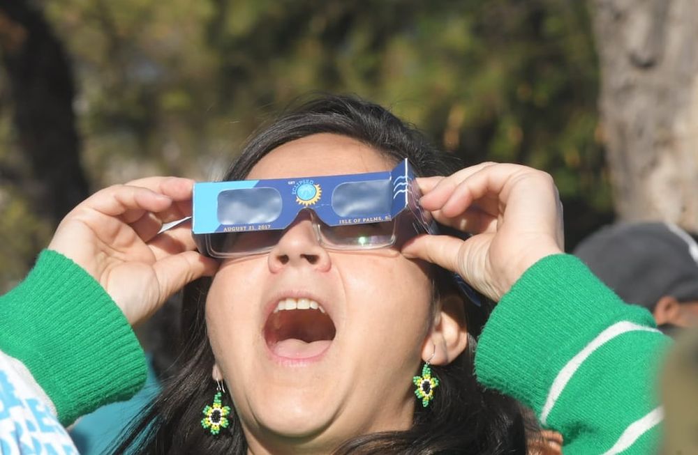 Mendocinos disfrutando del eclipse solar anular. Foto: Marcelo Rolland / Los Andes