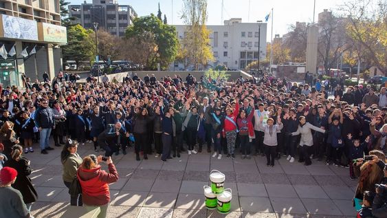 Lealtad a la bandera: Ulpiano Suarez encabezó el acto con colegios de la Ciudad