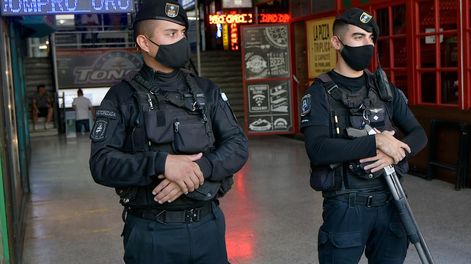 Los Andes | Los allanamientos se realizaron en forma conjunta entre la Policía provincial, el municipio capitalino, Gendarmería Nacional y personal de la Administración Tributaria Mendoza. Foto: Orlando Pelichotti / Los Andes